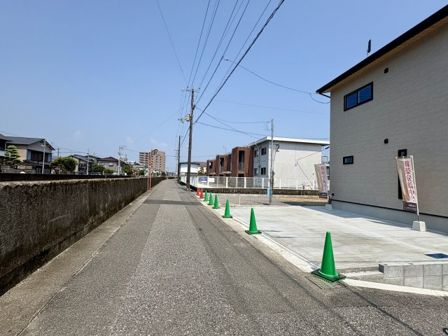 「長期優良住宅で安心な住まい」高知市南万々A号地　新築一戸建の前面道路含む現地写真|開放感のあるスッキリとした前面道路。見通しが良くお車の出し入れもラクラク。落ち着いた住宅街です。