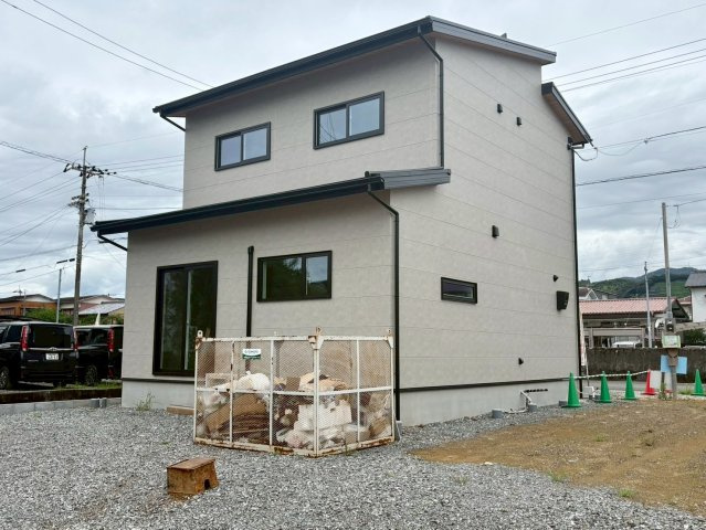 「長期優良住宅で安心な住まい」高知市南万々A号地　新築一戸建の外観|青空に映えるシンプルモダンな外観。周囲のスペースもゆったりしており、ガーデニングなども楽しめます♪