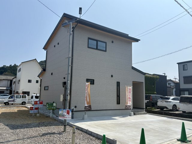 「長期優良住宅で安心な住まい」高知市南万々A号地　新築一戸建の外観|リビングを見渡せる見守り動線が魅力！フラットな天板はサッと拭くだけでお手入れもラクラクです。
