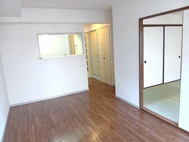 大和市下鶴間の賃貸マンションの居間・リビング