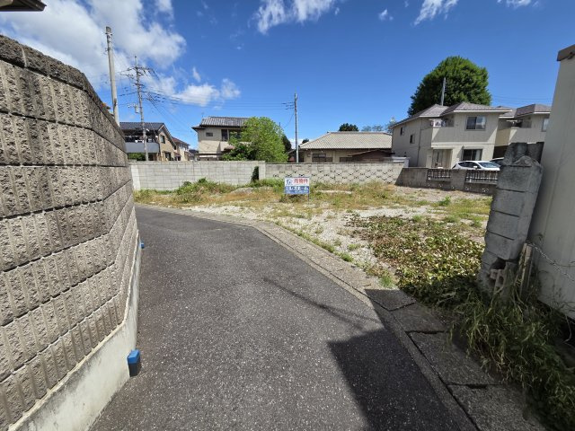 高崎市井野町　売地の前面道路含む現地写真