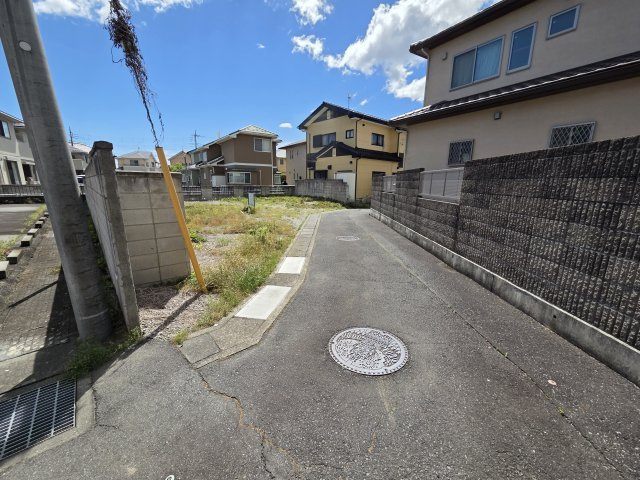 高崎市井野町　売地の前面道路含む現地写真