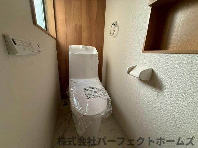 野村中町戸建のトイレ|落ち着いた色調のトイレです