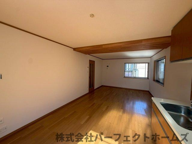 野村中町戸建の居間・リビング|こちらの居間で趣味の時間をお楽しみください