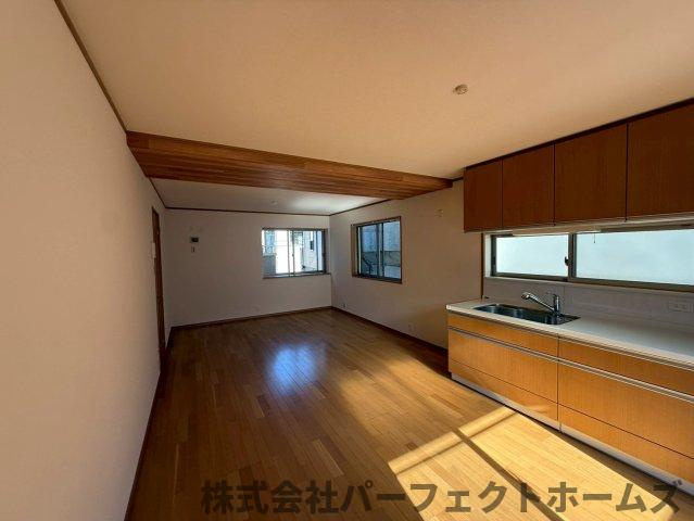 野村中町戸建の居間・リビング|ゆったりとした居間です