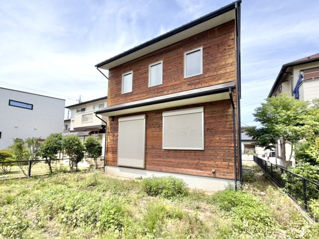 【中古戸建】熊谷市玉井5丁目の外観|■外観｜ちょっとしたガーデニングや家庭菜園を楽しめる庭スペースがあり、日々の暮らしに彩りをプラスしてくれます。