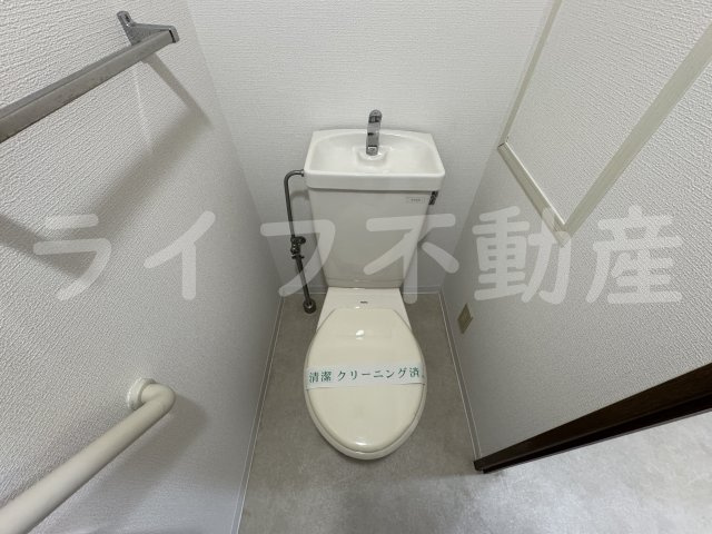 シュロス若江のトイレ|落ち着いた色調のトイレです