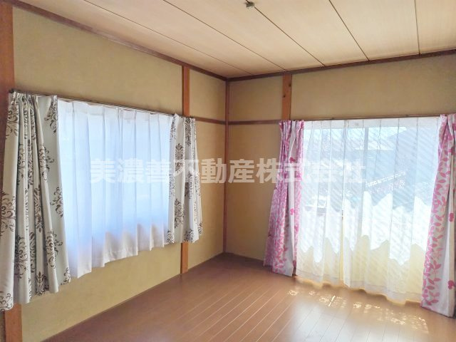 ６６７４２　岐阜市鏡島東中古戸建ての洋室