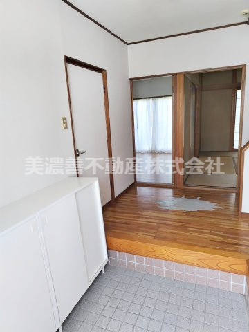 ６６７４２　岐阜市鏡島東中古戸建ての玄関
