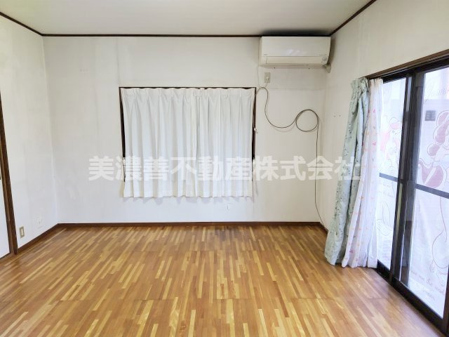 ６６７４２　岐阜市鏡島東中古戸建ての居間・リビング