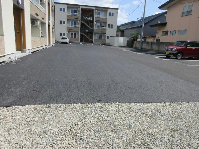 トレイブルックＫ館の駐車場