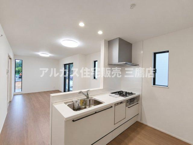 調布市東つつじケ丘3丁目 京王線 つつじヶ丘駅 新築戸建のキッチン|三口コンロを備えたシステムキッチン。お料理をしながらお部屋全体を見渡せます。