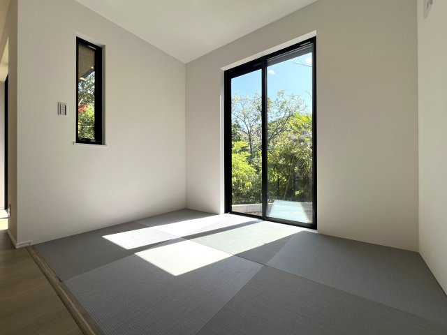 お昼寝にも、家事スペースにも、お子様の遊び場にも◎ちょっとした畳スペースがたまらないのよね～、な【南区永田北2丁目新築戸建】の居間・リビング|ゆったり過ごせる居間です