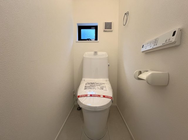 お昼寝にも、家事スペースにも、お子様の遊び場にも◎ちょっとした畳スペースがたまらないのよね～、な【南区永田北2丁目新築戸建】のトイレ|ゆったりとした空間のトイレです