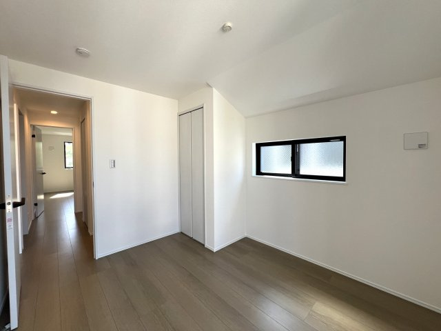 お昼寝にも、家事スペースにも、お子様の遊び場にも◎ちょっとした畳スペースがたまらないのよね～、な【南区永田北2丁目新築戸建】の洋室|個人の部屋や寝室として使える洋室です