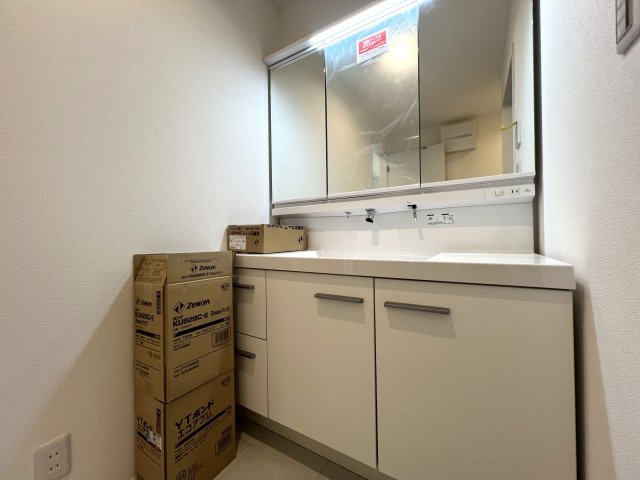 お昼寝にも、家事スペースにも、お子様の遊び場にも◎ちょっとした畳スペースがたまらないのよね～、な【南区永田北2丁目新築戸建】の独立洗面台|独立洗面台、小物を置くことができて便利です