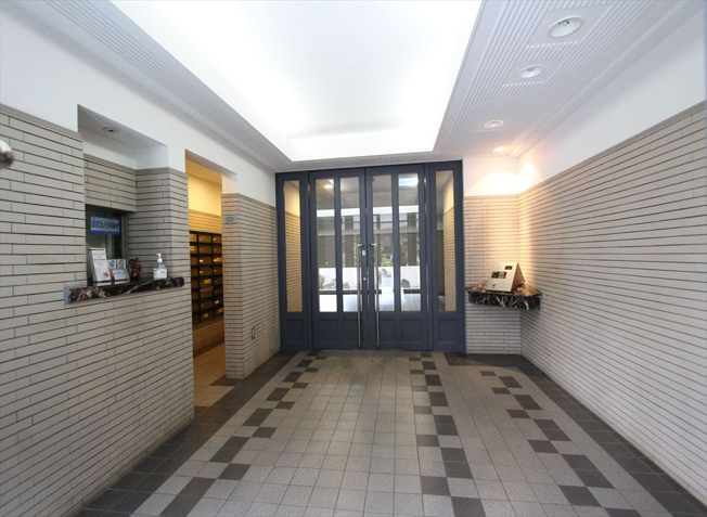 【エントランス】 | 志木パーク・ホームズ　(丸井志木店) | システムキッチンやユニットバスを交換済みで、水回りも快適。