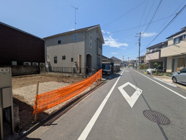 八王子市　千人町　新築一戸建て　０１期の前面道路含む現地写真|～北西側6ｍ道路に面しています～