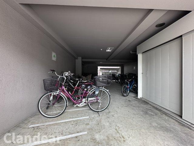  新松戸ユーカリパークハウスＣ棟の駐輪場|ドキドキの新生活も、安心してスタート。ぴったりの住まいを見つけませんか？クランディアが一緒に住まい選びをサポートします‼　まずは、お気軽にお問合せください　＃クランディア