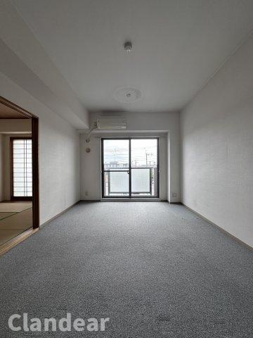  新松戸ユーカリパークハウスＣ棟の居間・リビング|ドキドキの新生活も、安心してスタート。ぴったりの住まいを見つけませんか？クランディアが一緒に住まい選びをサポートします‼　まずは、お気軽にお問合せください　＃クランディア