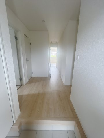 【新築戸建】富岡市一ノ宮第2  の玄関|■玄関｜「玄関から、我が家を心地よく。自然の風や光を感じられる気持ちのいい玄関へ。」永く居心地のいい暮らしを演出する快適性能と安心を両立させたドアを採用しました！