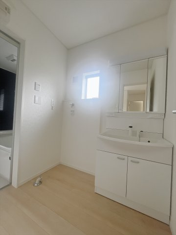 【新築戸建】富岡市一ノ宮第2  の独立洗面台|■洗面室｜朝のお出かけ準備に嬉しい三面鏡。鏡の裏には歯ブラシや整髪料などを収納できるスペースもあるので、いつでもスッキリ片付きます♪