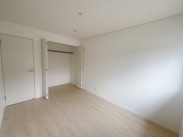 【新築戸建】富岡市一ノ宮第2  の洋室|■洋室｜各居室には収納をご用意しています♪常にお部屋を綺麗に保てます！小さなお子様も自然とお片付けができるようになるのでうれしいですよね！