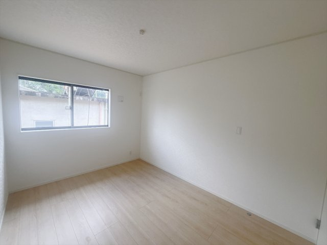 【新築戸建】富岡市一ノ宮第2  の洋室|■洋室｜洋室には大きな窓をご用意しています。日中はあたたかな日差し差し込み自分時間も充実できますね＾＾