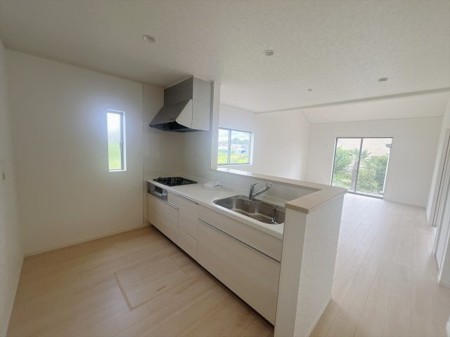 【新築戸建】富岡市一ノ宮第2  のキッチン|■キッチン｜ワークトップの幅が広く、お子様といっしょにお料理をつくったり、ちょっとしたパーティーも楽しめます。フラットなのでお掃除がしやすいのもポイントです♪