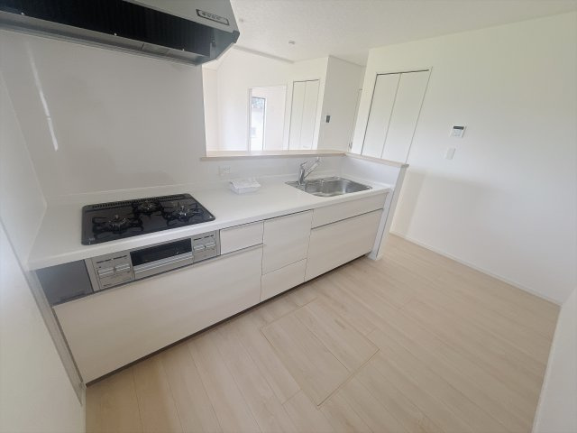 【新築戸建】富岡市一ノ宮第2  のキッチン|■キッチン｜作業がはかどる広々カウンタースペース。会話がはずむ「オープンキッチン」なので家族とのコミュニケーションも活発になります。