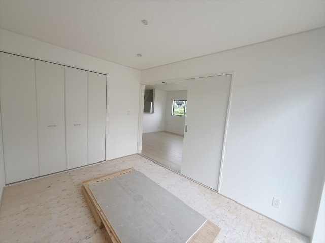 【新築戸建】富岡市一ノ宮第2  の和室|■和室｜もうすぐ畳がはいります♪リビングと繋がっている和室は、お子様の様子を見守りながらお洗濯物を畳んだり、家事の合間のちょっとした休憩やのんびりお昼寝にも♪