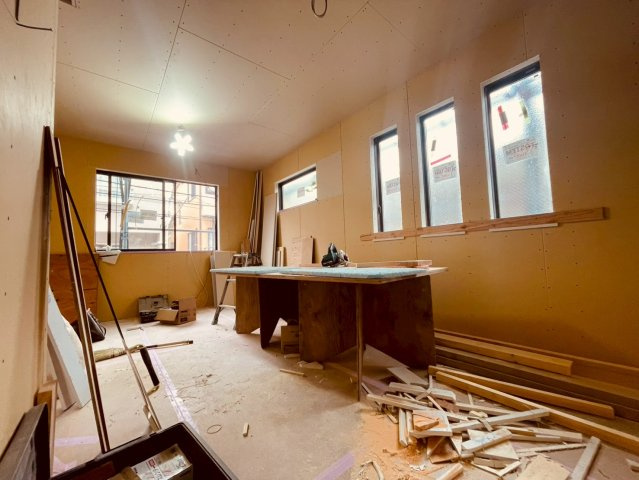 【居間・リビング】 | 練馬区貫井３丁目　新築戸建て | 【建築中】明るく開放的なリビングで、心安らぐひとときを