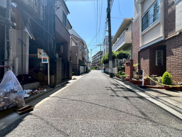 【前面道路含む現地写真】 | 練馬区貫井３丁目　新築戸建て | 前面道路は見通しが良く、歩行者にとっても安全性の高い環境です