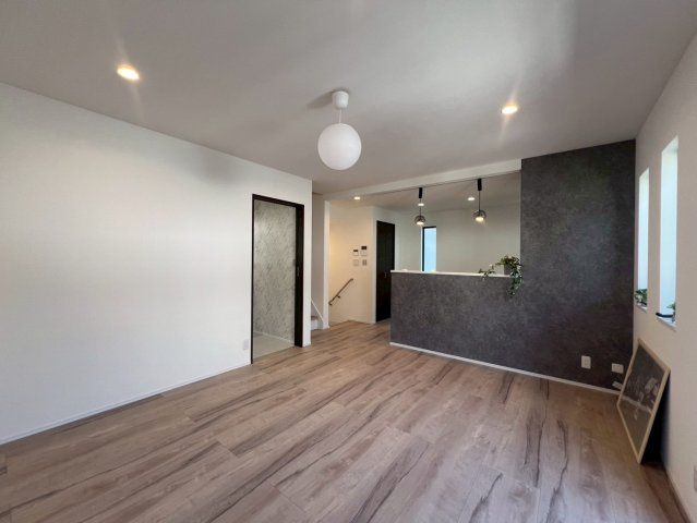 【居間・リビング】 | 練馬区貫井３丁目　新築戸建て | 【施工例】陽光が差し込むLDKで、穏やかな毎日を楽しめます