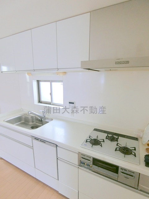 池上３丁目貸家のキッチン|グリル付き3口ガスコンロのシステムキッチン