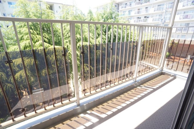 逆瀬台住宅1号棟のバルコニー