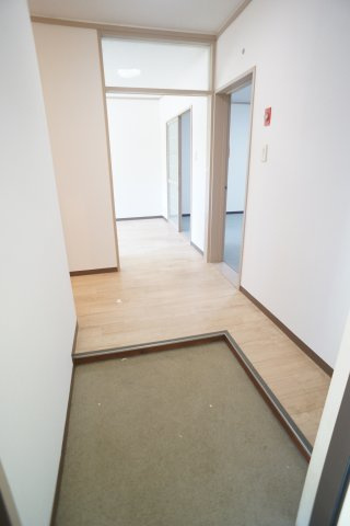 逆瀬台住宅1号棟の玄関