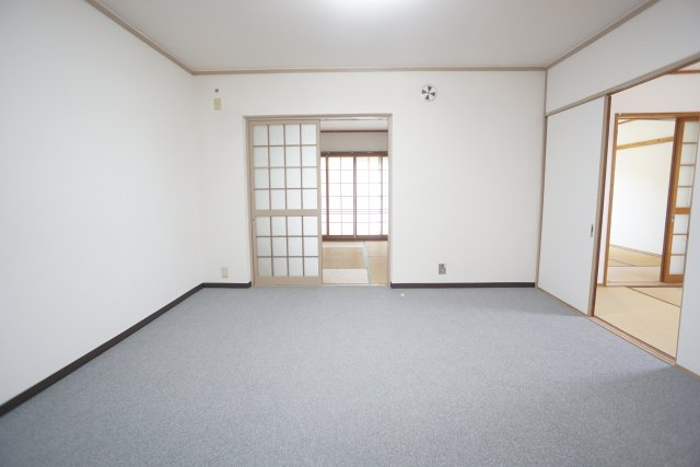逆瀬台住宅1号棟の居間・リビング