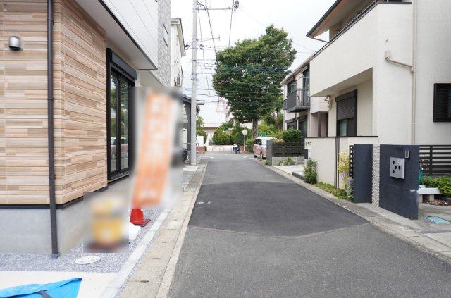 越谷市宮本町5丁目 新築分譲住宅の前面道路含む現地写真