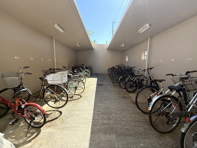 サーパスシティ西新潟弐番館の駐輪場