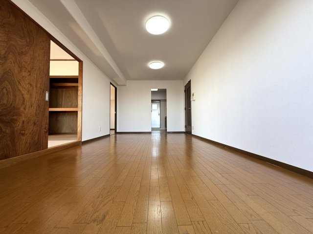 サーパスシティ西新潟弐番館の居間・リビング