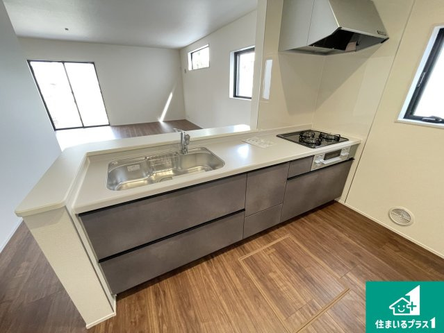 甲賀市水口町新城　新築一戸建てのキッチン|リビングと統一感があり、使い勝手のいいキッチン。広々としているので、二人並んで作業が出来ちゃいます。お子様と一緒に色々なお料理に挑戦できるスペースがあります。