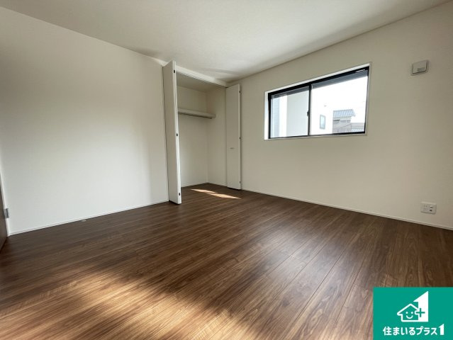 甲賀市水口町新城　新築一戸建ての洋室|シンプルな洋室は、自分好みのインテリアが楽しめます♪ご家族とインテリアや家具を選びに行くのは新築購入時の醍醐味の一つです。ぜひお楽しみください♪