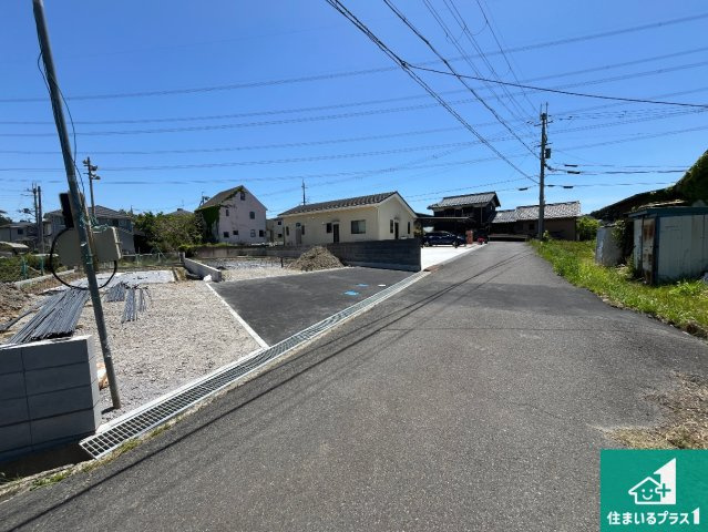 甲賀市水口町新城　新築一戸建ての前面道路含む現地写真|周辺は落ち着いた街並みの住宅地！子育てがしやすい住環境です！まだ未完成ですが、現地でしかわからない事もございます。是非一度ご覧ください。