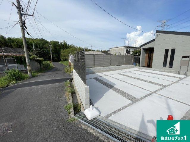 甲賀市水口町新城　新築一戸建ての前面道路含む現地写真|周辺は落ち着いた街並みの住宅地！子育てがしやすい住環境です！まだ未完成ですが、現地でしかわからない事もございます。是非一度ご覧ください。