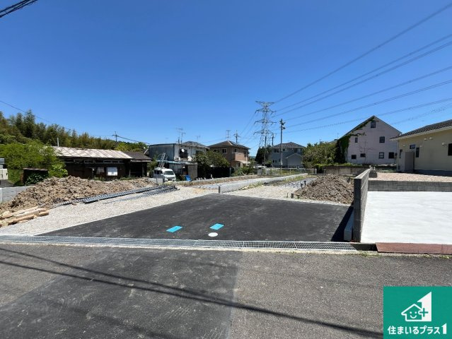 甲賀市水口町新城　新築一戸建ての前面道路含む現地写真|周辺は落ち着いた街並みの住宅地！子育てがしやすい住環境です！まだ未完成ですが、現地でしかわからない事もございます。是非一度ご覧ください。