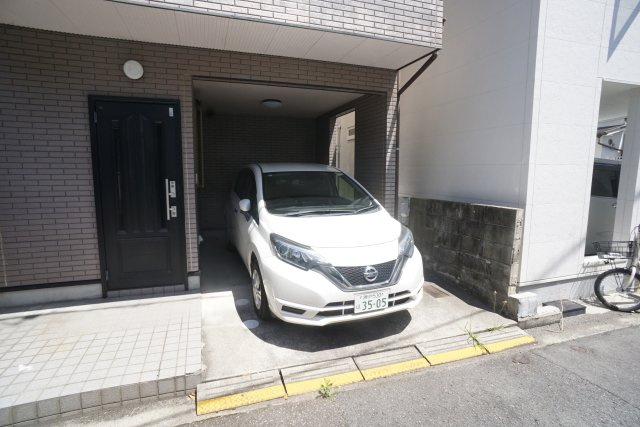 口谷西3丁目戸建の駐車場