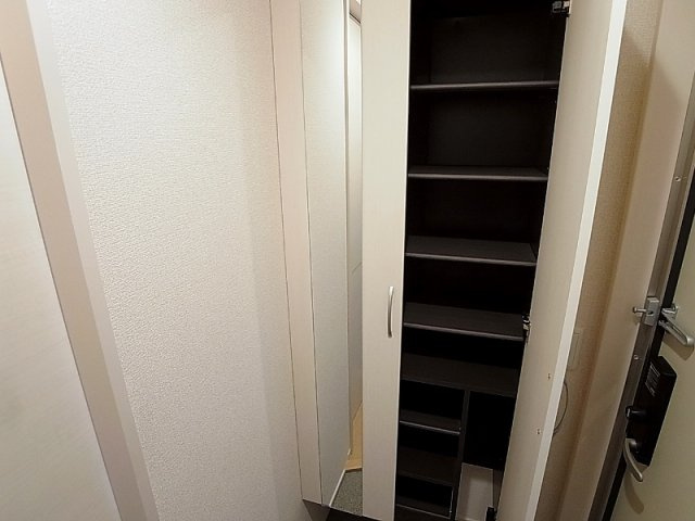 ディアコート中道８の玄関|大型シューズＢＯＸなので沢山収納できます