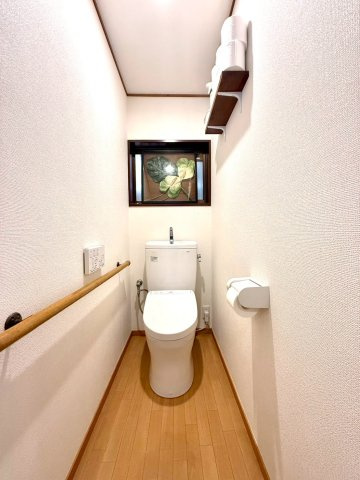 暮らしに寛ぎを生む小上がりリビング採用　東永谷三丁目中古戸建のトイレ|清潔感のあるシンプルなトイレ空間。窓付きで換気もしやすく、明るく快適にご利用いただけます。