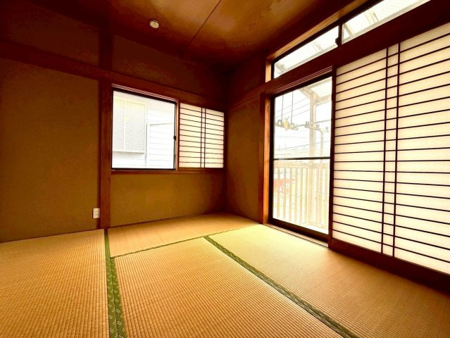 暮らしに寛ぎを生む小上がりリビング採用　東永谷三丁目中古戸建の和室|趣ある和室は、来客用やくつろぎ空間としても最適。障子から入る自然光が心地よい空間です。